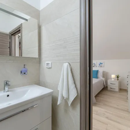 Modern San Martino Heated Pool, Jacuzzi&privacy Villa *