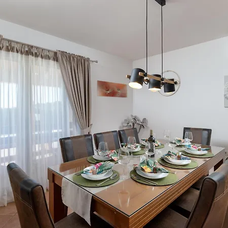 Modern San Martino Heated Pool, Jacuzzi&privacy Villa *
