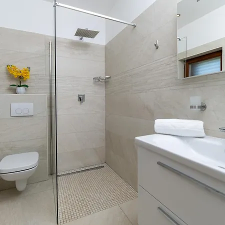 Modern San Martino Heated Pool, Jacuzzi&privacy Villa *