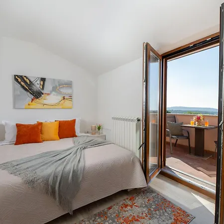 Modern San Martino Heated Pool, Jacuzzi&privacy Villa