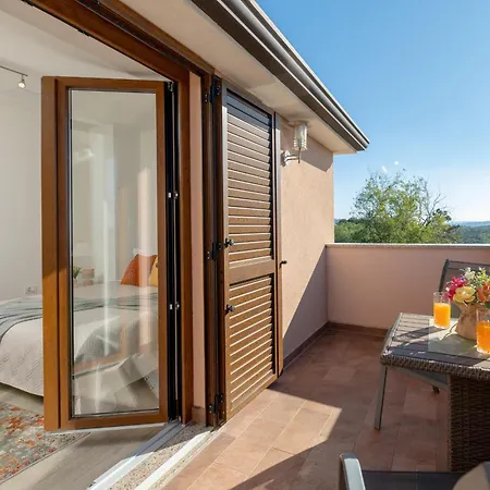 Modern San Martino Heated Pool, Jacuzzi&privacy Villa *