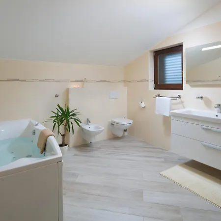 San Martino With Heated Pool , Outside Jacuzzi & Hydromassage Bathub Nedeščina