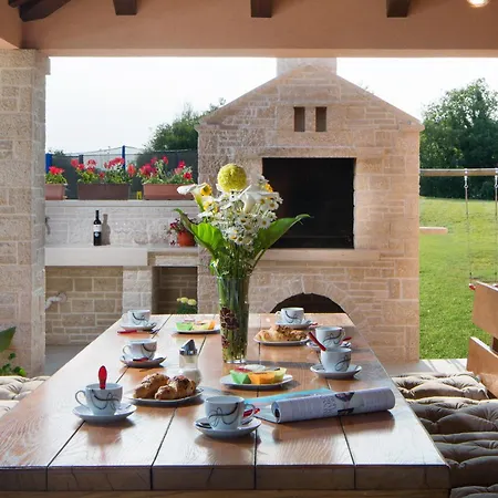 San Martino Heated Pool, Jacuzzi & Panoramic Sauna Villa *