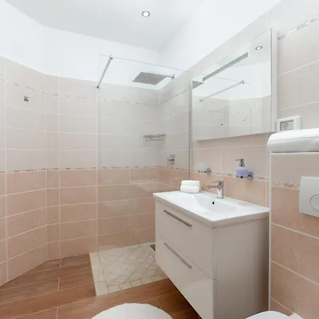 Villa San Martino Heated Pool, Jacuzzi & Privacy *