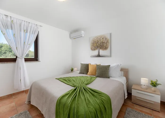 Modern San Martino Heated Pool, Jacuzzi & Privacy